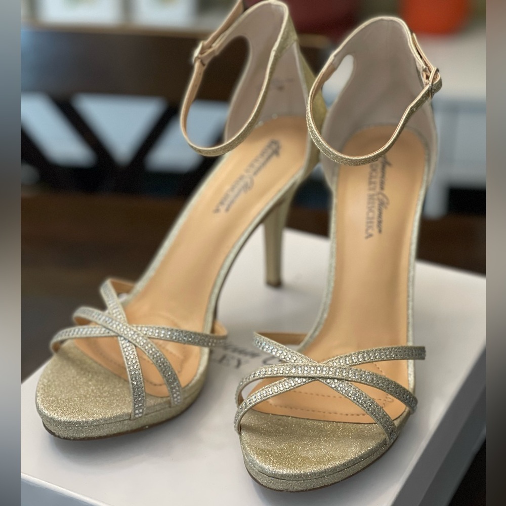 American Glamour Badgley Mischka Gold heels. 91/2 M  4” heel